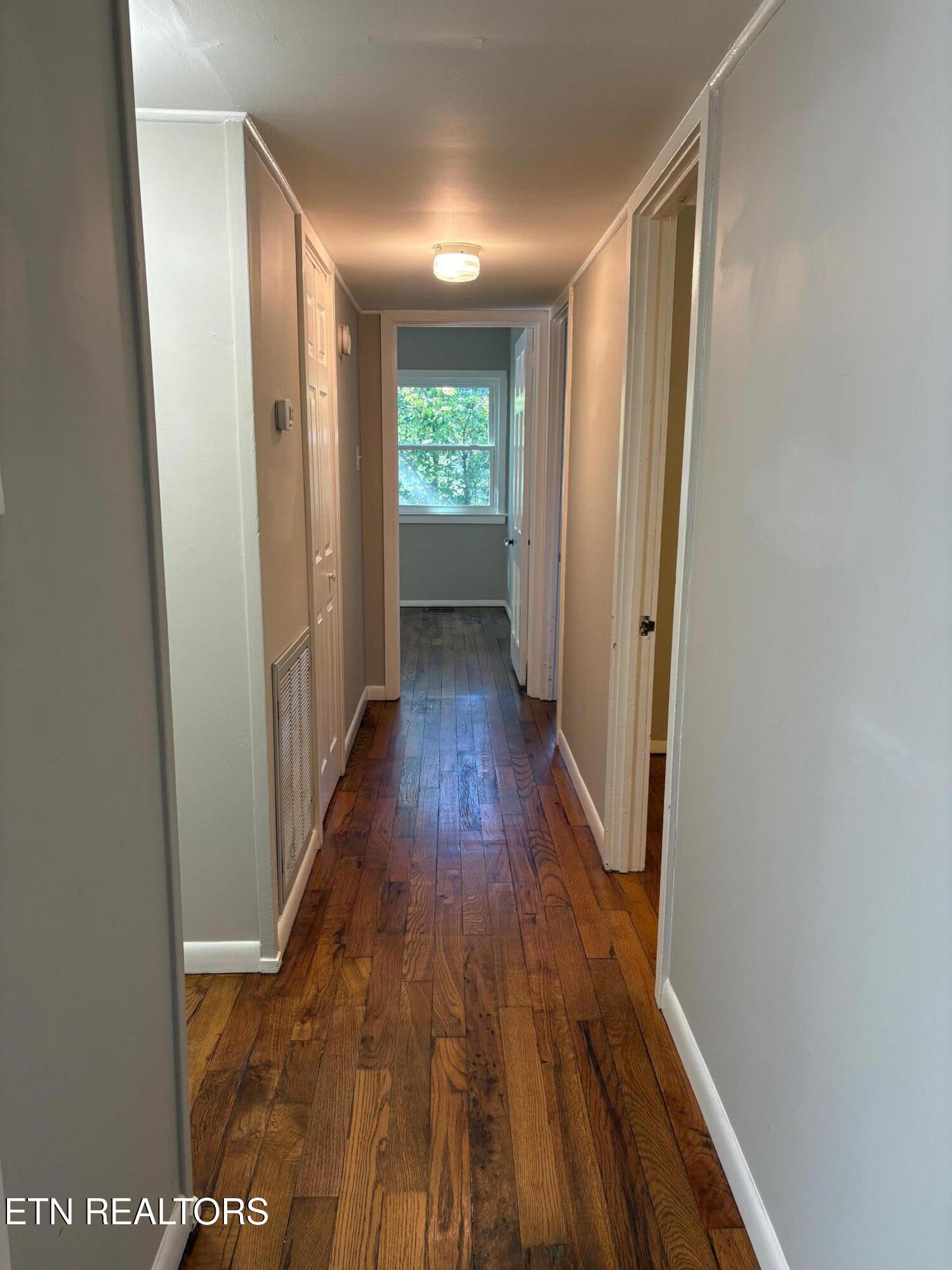 27 Outer Drive Oak Ridge, TN 37830 - Photo 21 of 31 Hallway