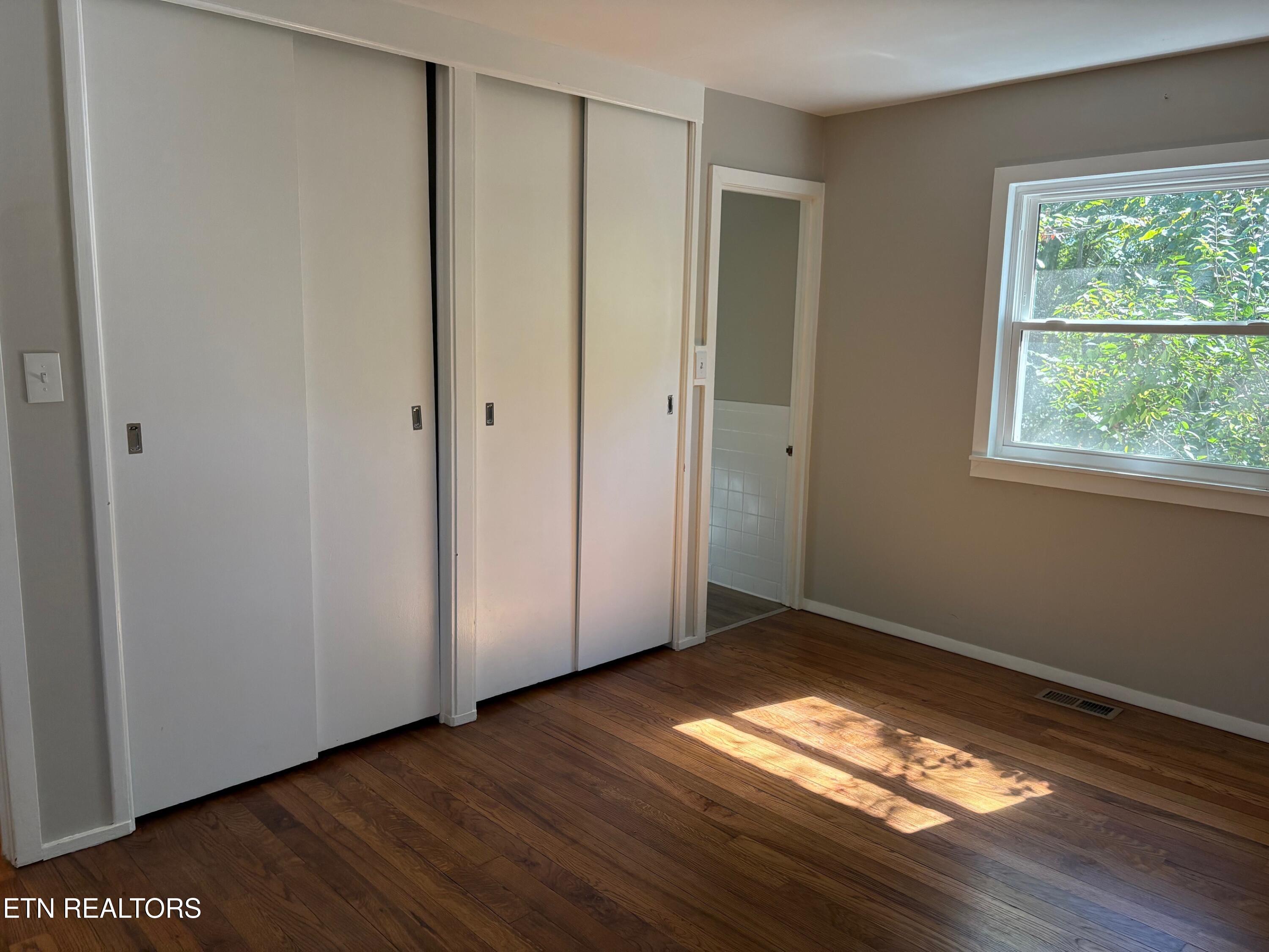 27 Outer Drive Oak Ridge, TN 37830 - Photo 23 of 31 Main Bedroom
