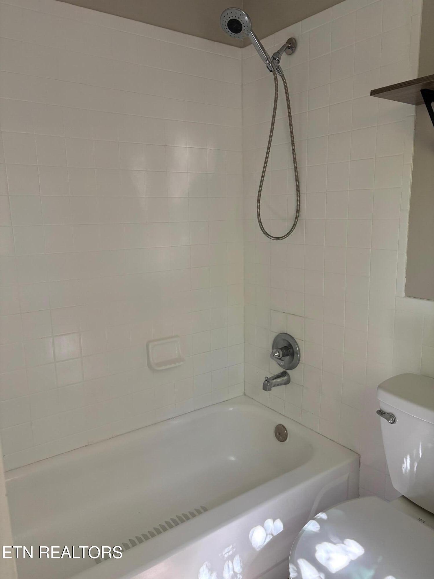 27 Outer Drive Oak Ridge, TN 37830 - Photo 24 of 31 Main Bath