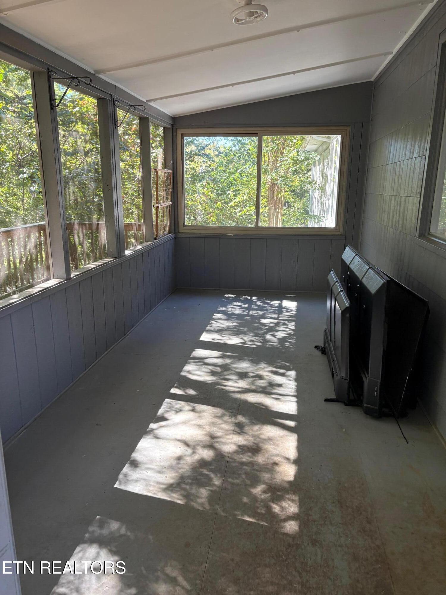 27 Outer Drive Oak Ridge, TN 37830 - Photo 25 of 31 Screened Porch
