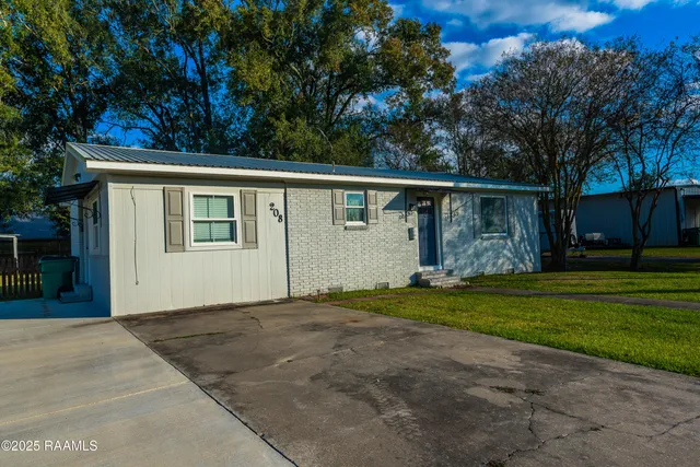 $120,500 | 208 North Cunningham Street, Rayne, LA 70578