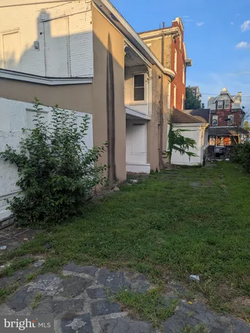 a view of a house with backyard and garden