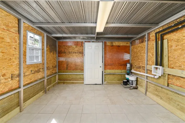 a view of livingroom with furniture