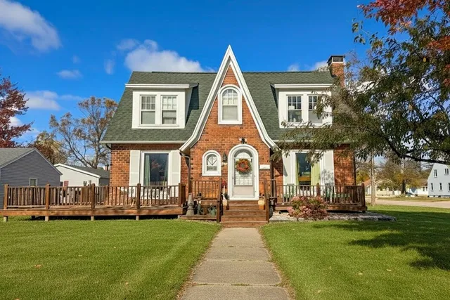 $185,000 | 1800 16th Avenue, Menominee, MI 49858