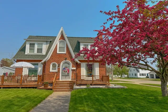 $185,000 | 1800 16th Avenue, Menominee, MI 49858