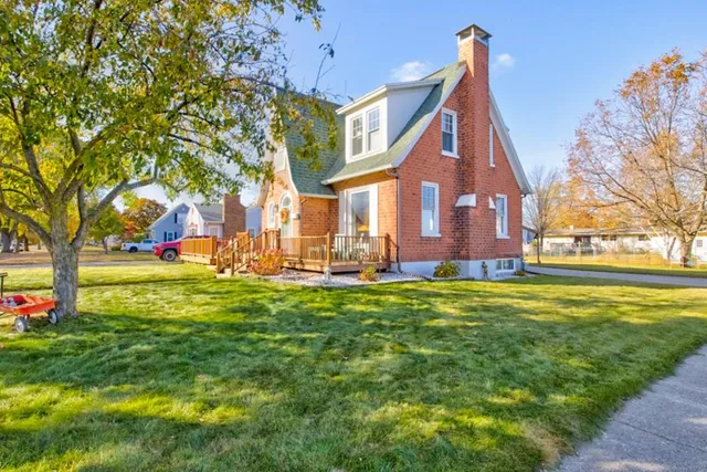 $185,000 | 1800 16th Avenue, Menominee, MI 49858