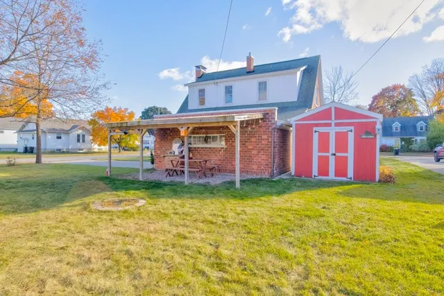 $185,000 | 1800 16th Avenue, Menominee, MI 49858