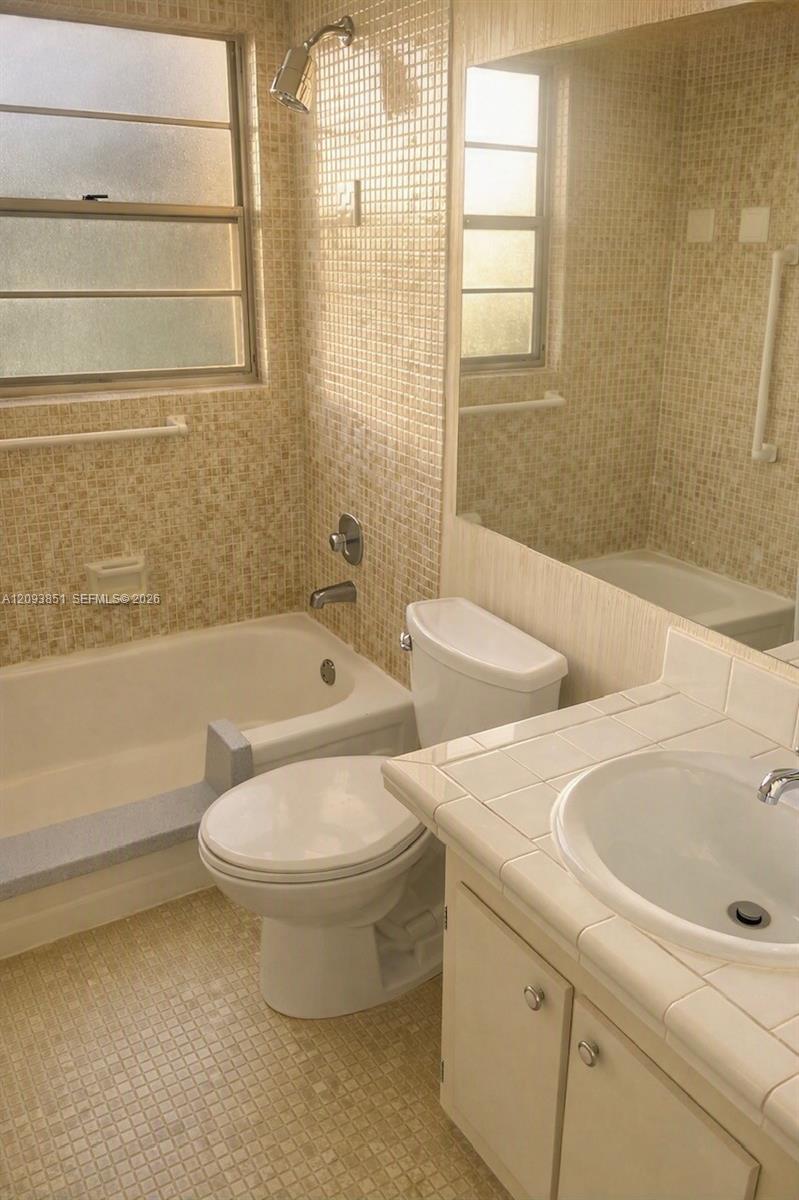 528 Mansfield M, Unit 528 Boca Raton, FL 33434 - Photo 16 of 19 Gallery Image 16