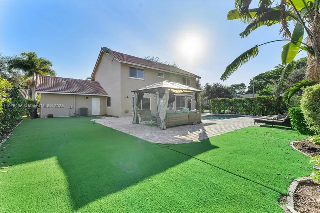 a view of house with a yard