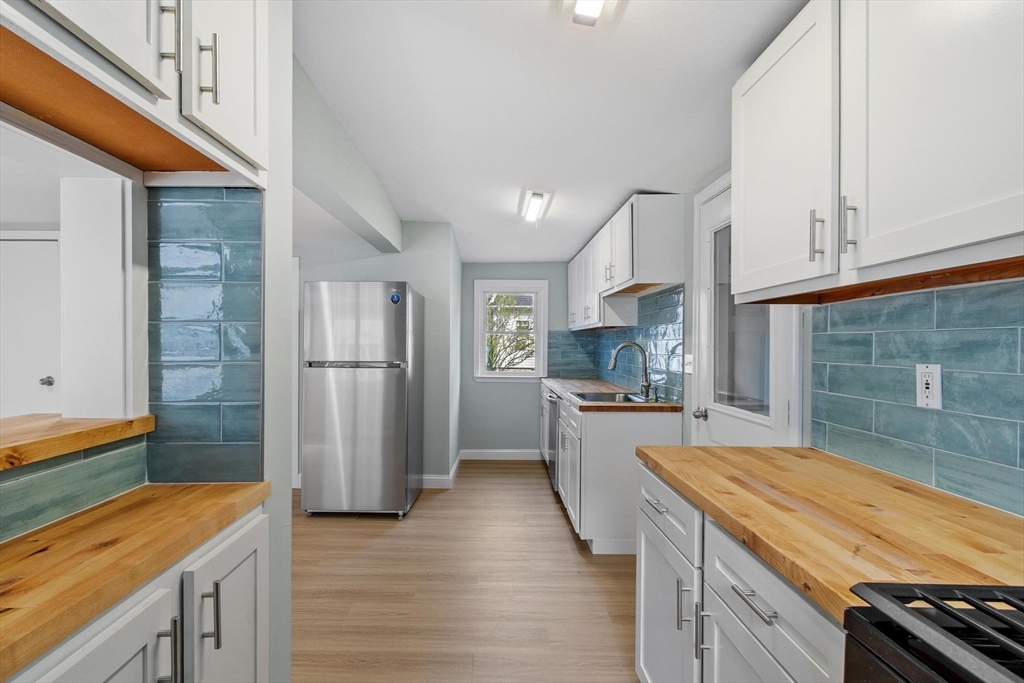 30 Hooper Road Dedham, MA 02026 - Photo 3 of 31