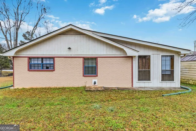 a front view of house with yard