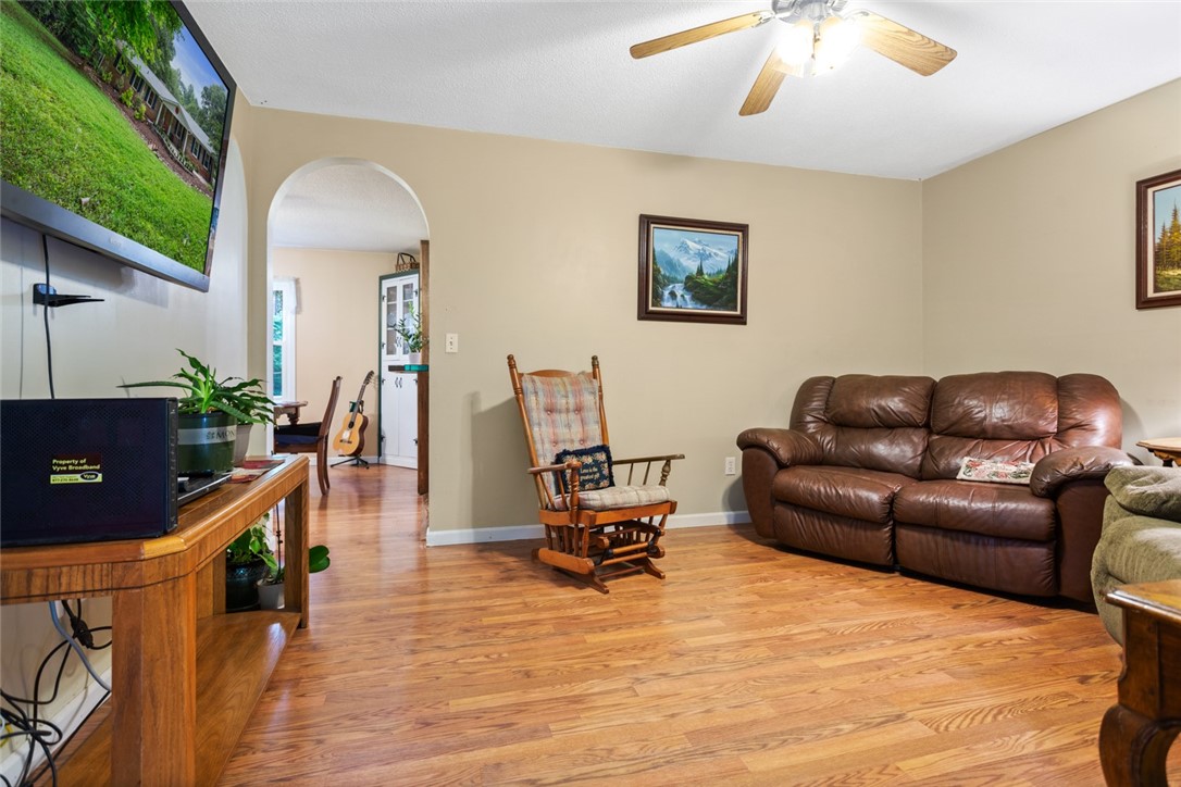 633 West Springwood Drive Seneca, SC 29672 - Photo 18 of 47 ...and relax