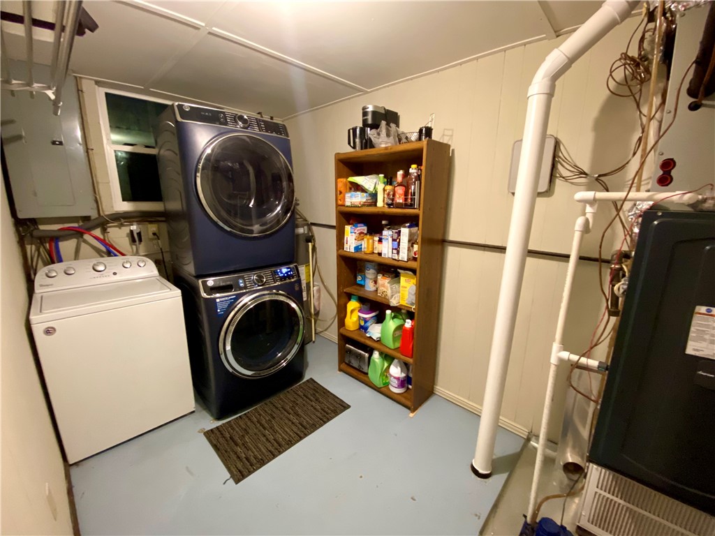 633 West Springwood Drive Seneca, SC 29672 - Photo 39 of 47 Down stairs laundry room