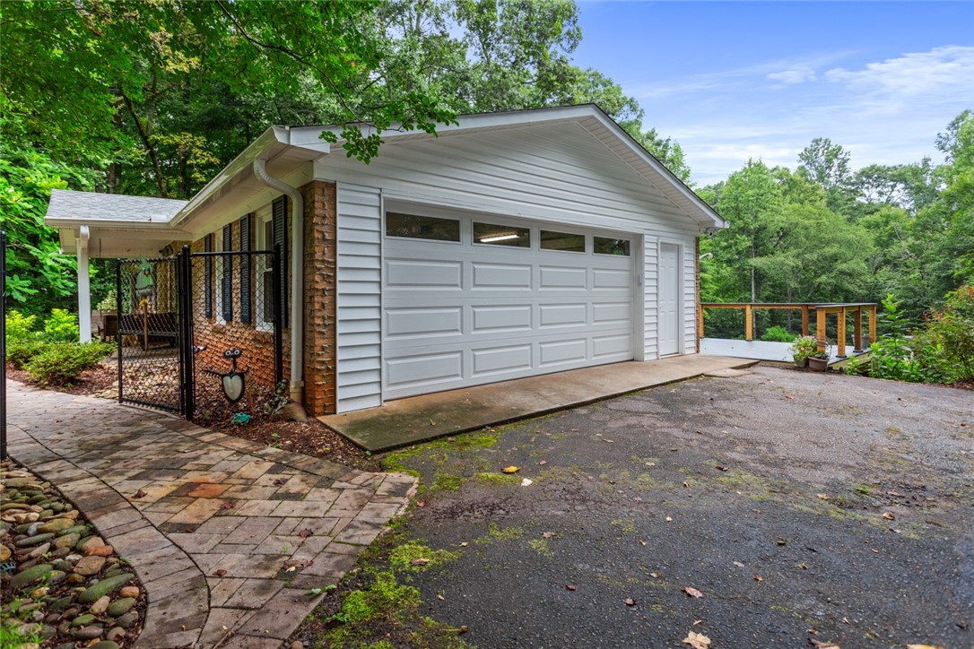 633 West Springwood Drive Seneca, SC 29672 - Photo 4 of 47 Park right here