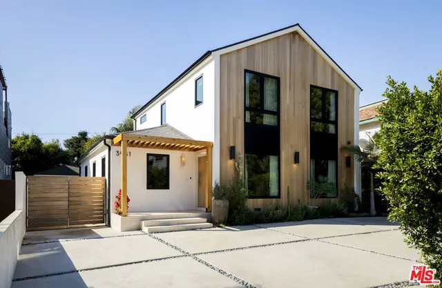a view of entrance gate of the house