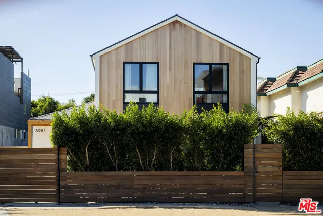 a front view of house along with yard