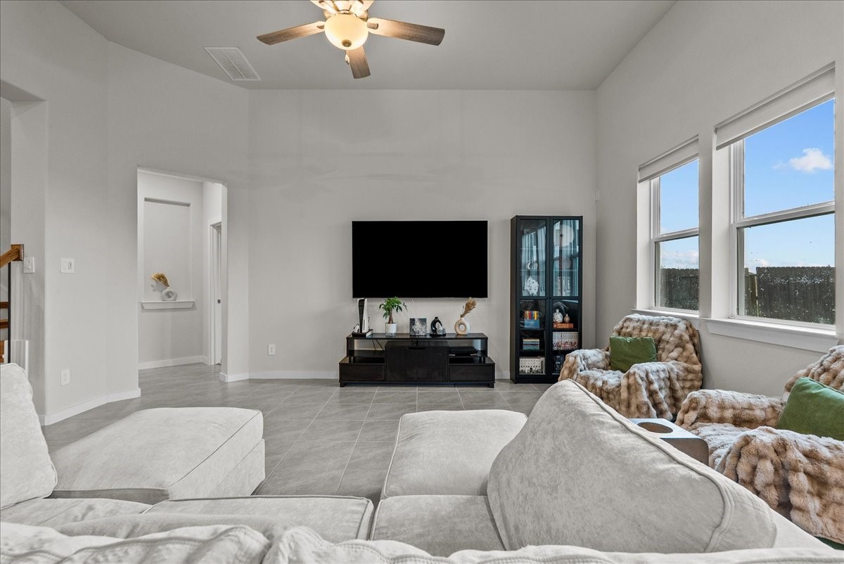 10831 Bodie Hls Drive Rosharon, TX 77583 - Photo 15 of 46 Large backyard-facing windows create a bright, open feel in the living area.