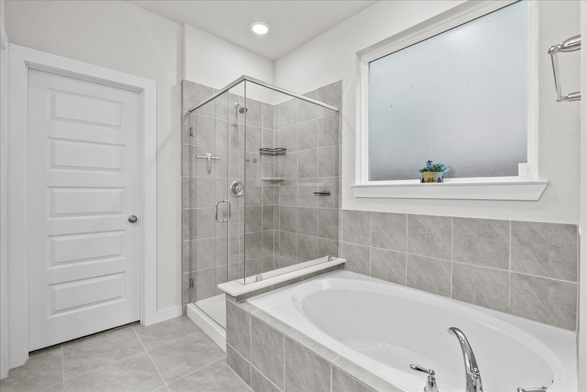 10831 Bodie Hls Drive Rosharon, TX 77583 - Photo 21 of 46 A separate soaking tub and walk-in shower offer flexibility for relaxation or quick routines.
