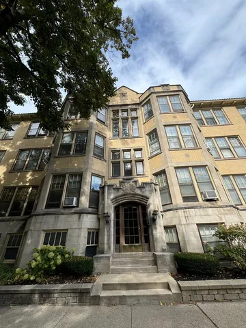 $210,000 | 1042 Washington Boulevard, Unit 3W, Oak Park, IL 60302