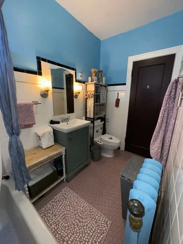 $210,000 | 1042 Washington Boulevard, Unit 3W, Oak Park, IL 60302