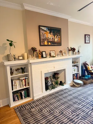 $210,000 | 1042 Washington Boulevard, Unit 3W, Oak Park, IL 60302