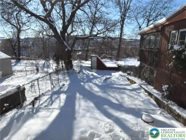 a view of entryway in front of house