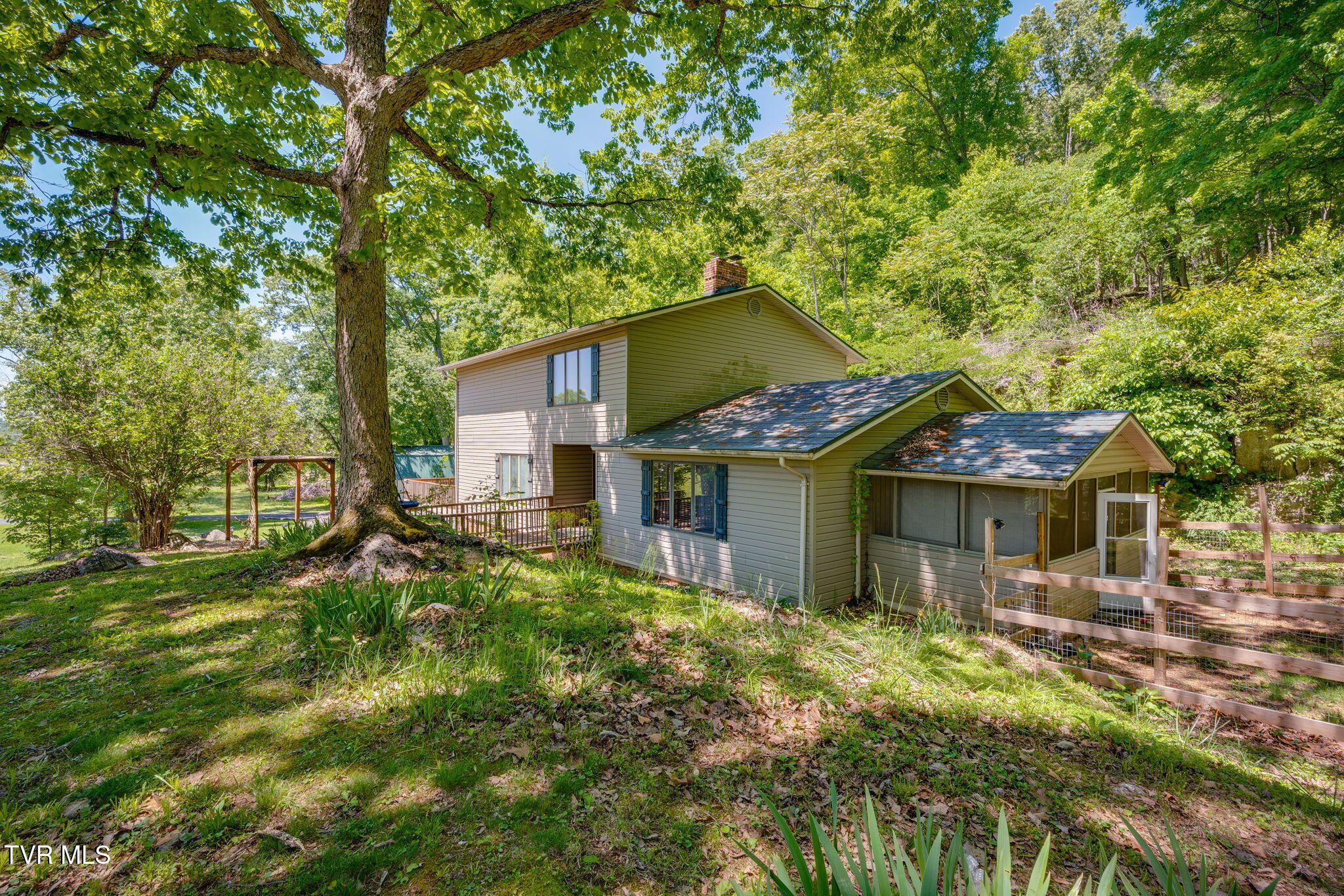 1656 Fall Creek Road Kingsport, TN 37664 - Photo 2 of 40 003