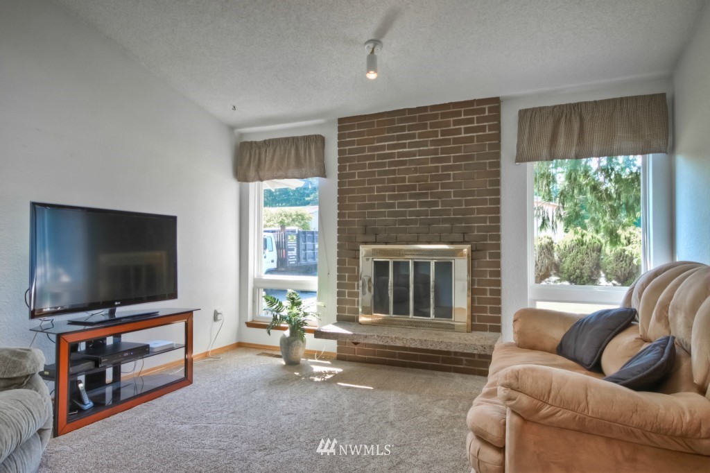 7831 185th Place Southwest Edmonds, WA 98026 - Photo 4 of 15 Gallery Image 4