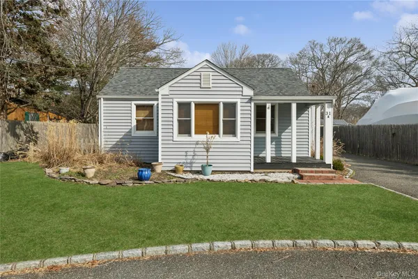 $3,100 | 31 Grove Street, Unit A, Sayville, NY 11782