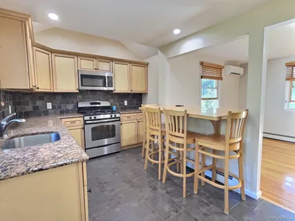 $3,100 | 31 Grove Street, Unit A, Sayville, NY 11782