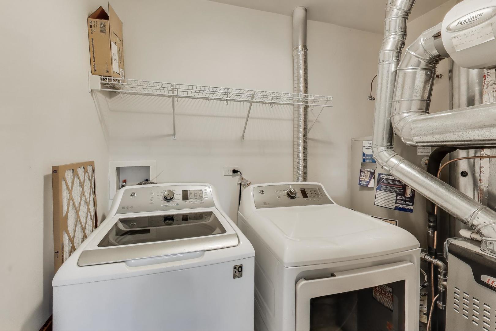 2271 Stoughton Circle Aurora, IL 60502 - Photo 28 of 34 a utility room with dryer and washer