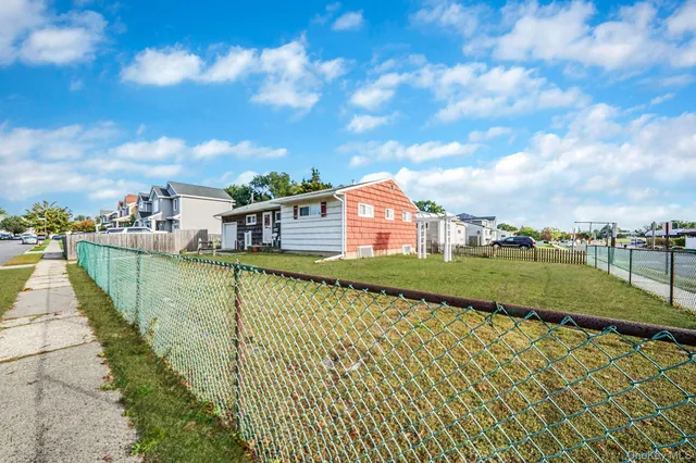 a view of a house with a backyard