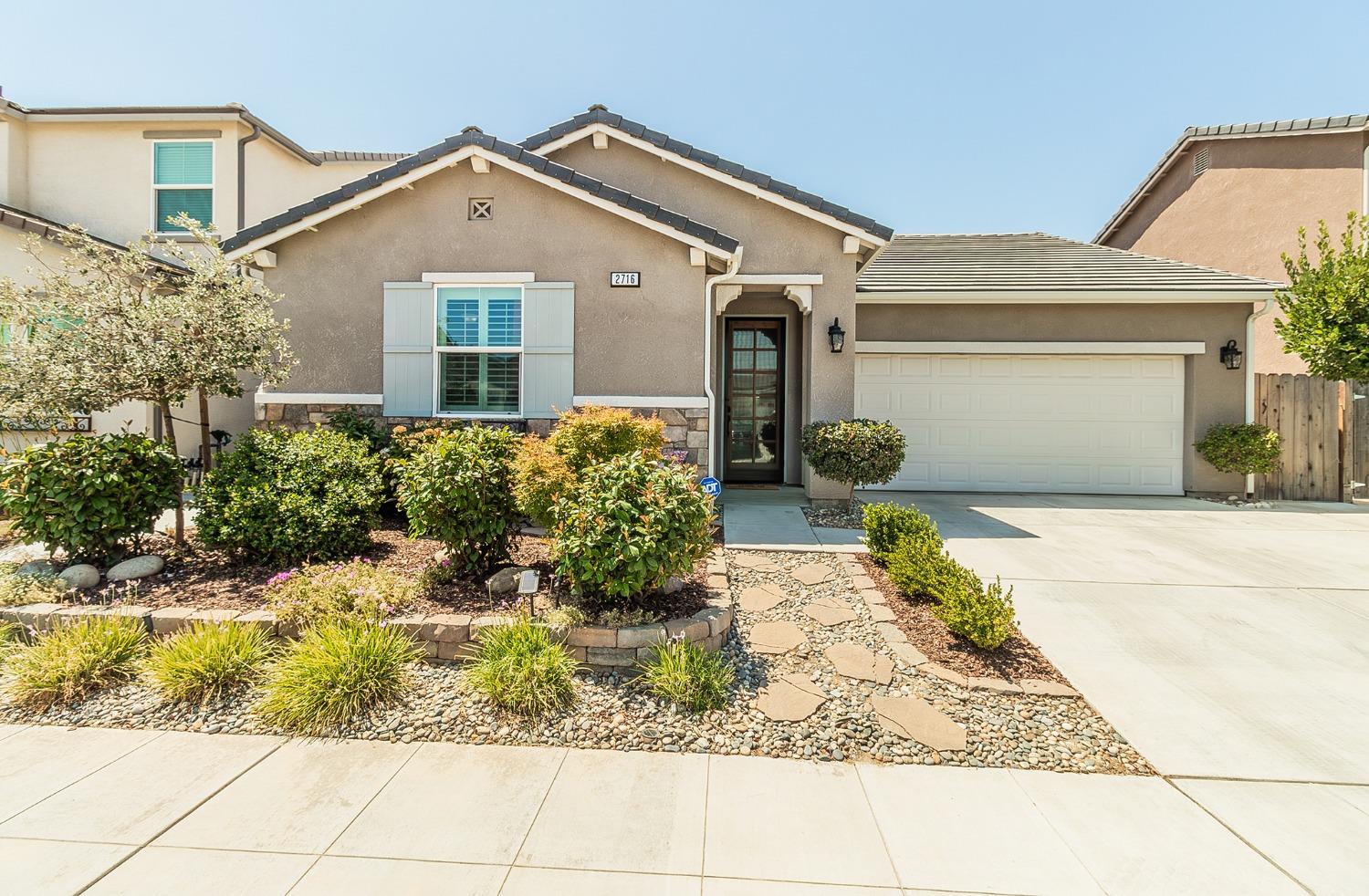 2716 Pontiac Avenue Clovis, CA 93611 - Photo 1 of 32 a front view of a house with garden