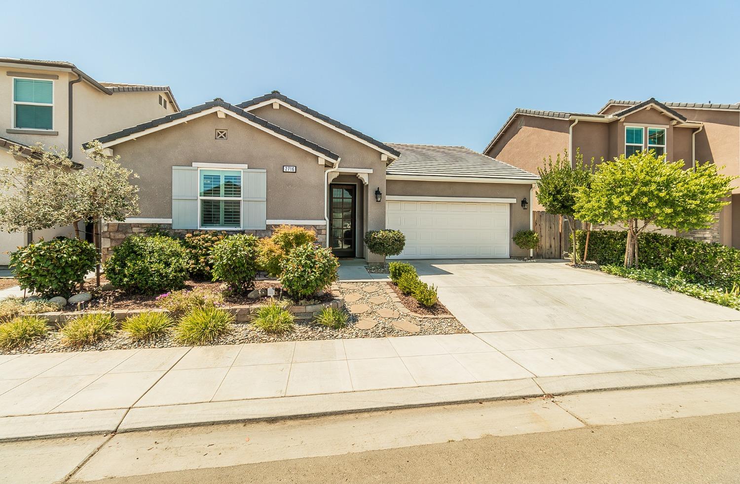 2716 Pontiac Avenue Clovis, CA 93611 - Photo 32 of 32 front view of a house with a yard