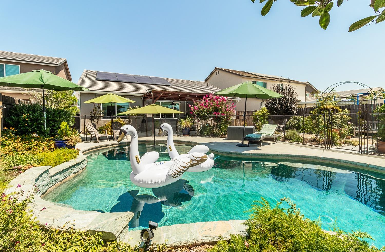 2716 Pontiac Avenue Clovis, CA 93611 - Photo 4 of 32 a view of a swimming pool with a patio