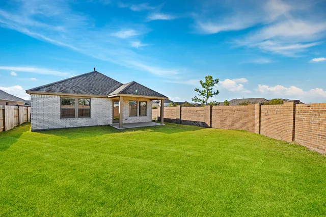 a view of a house with backyard and garden