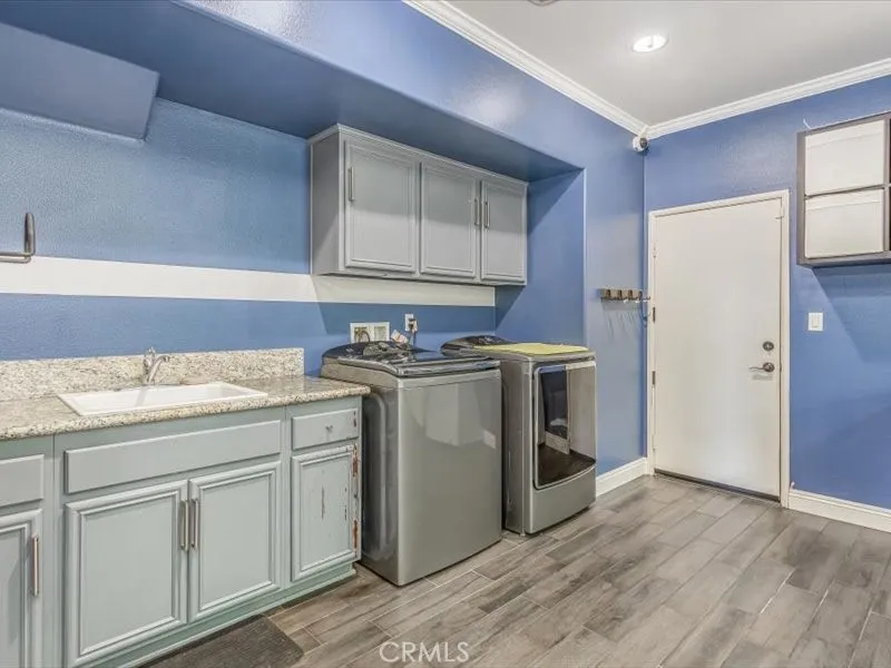 15851 Sulphur Springs Road Moreno Valley, CA 92555 - Photo 22 of 47 a utility room with washer and dryer
