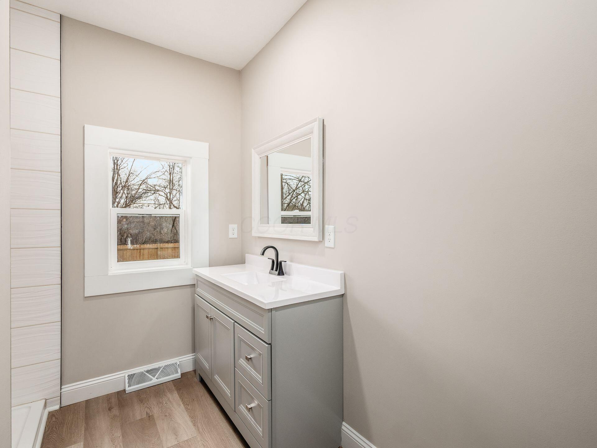 2409 Stratford Road Delaware, OH 43015 - Photo 22 of 50 Full guest bathroom