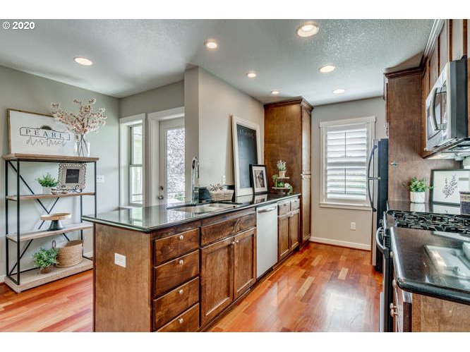 4542 Southwest View Point Terrace Portland, OR 97239 - Photo 9 of 32 Gallery Image 9