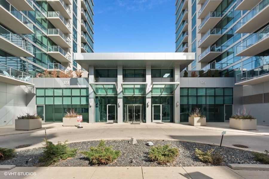 123 South Green Street, Unit 201B Chicago, IL 60607 - Photo 3 of 19 a view of a building with a garden