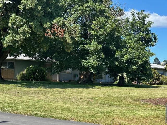 a house view with swimming pool