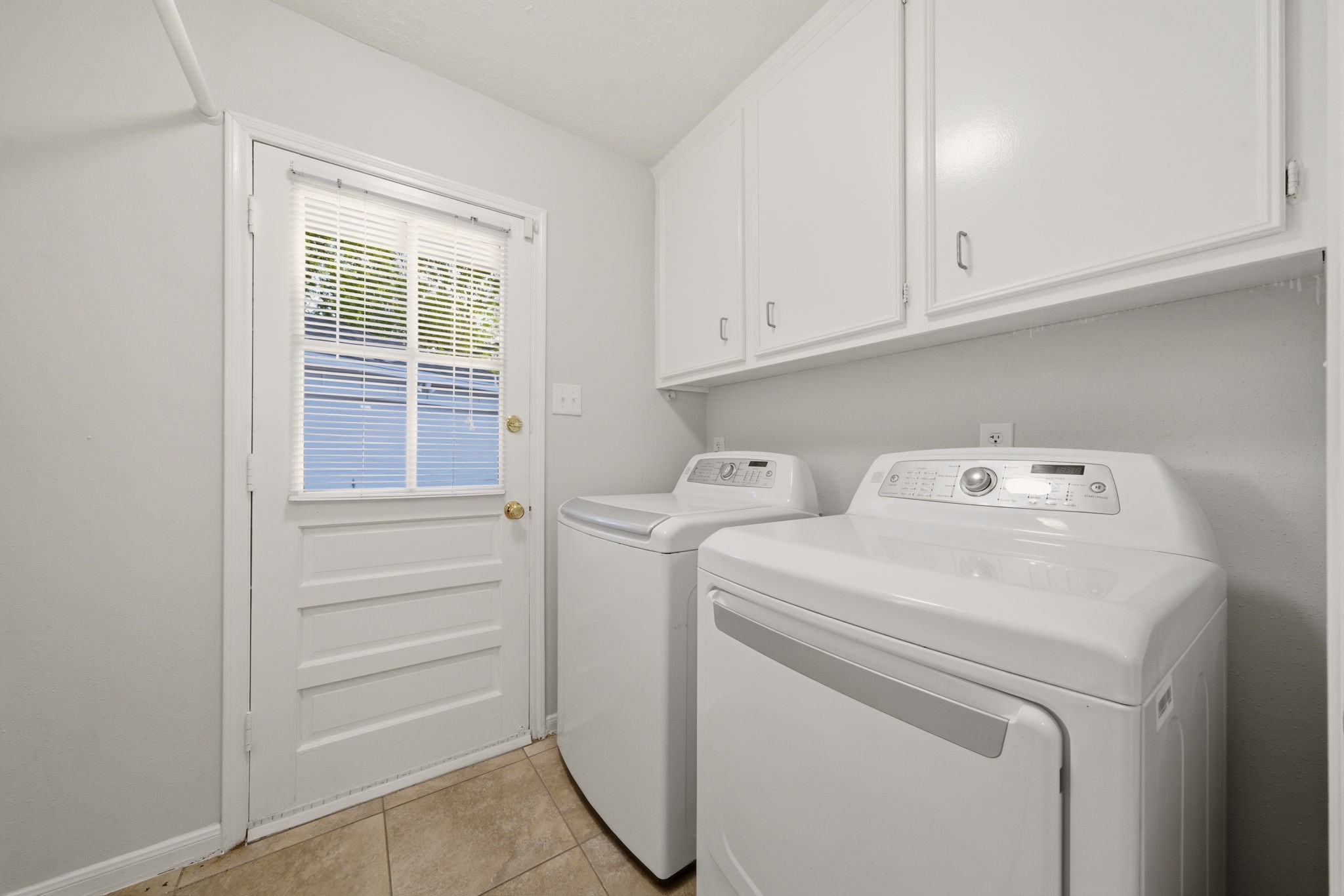 9718 Rathbone Drive Houston, TX 77031 - Photo 24 of 32 Utility room with space for pantry or mud room.