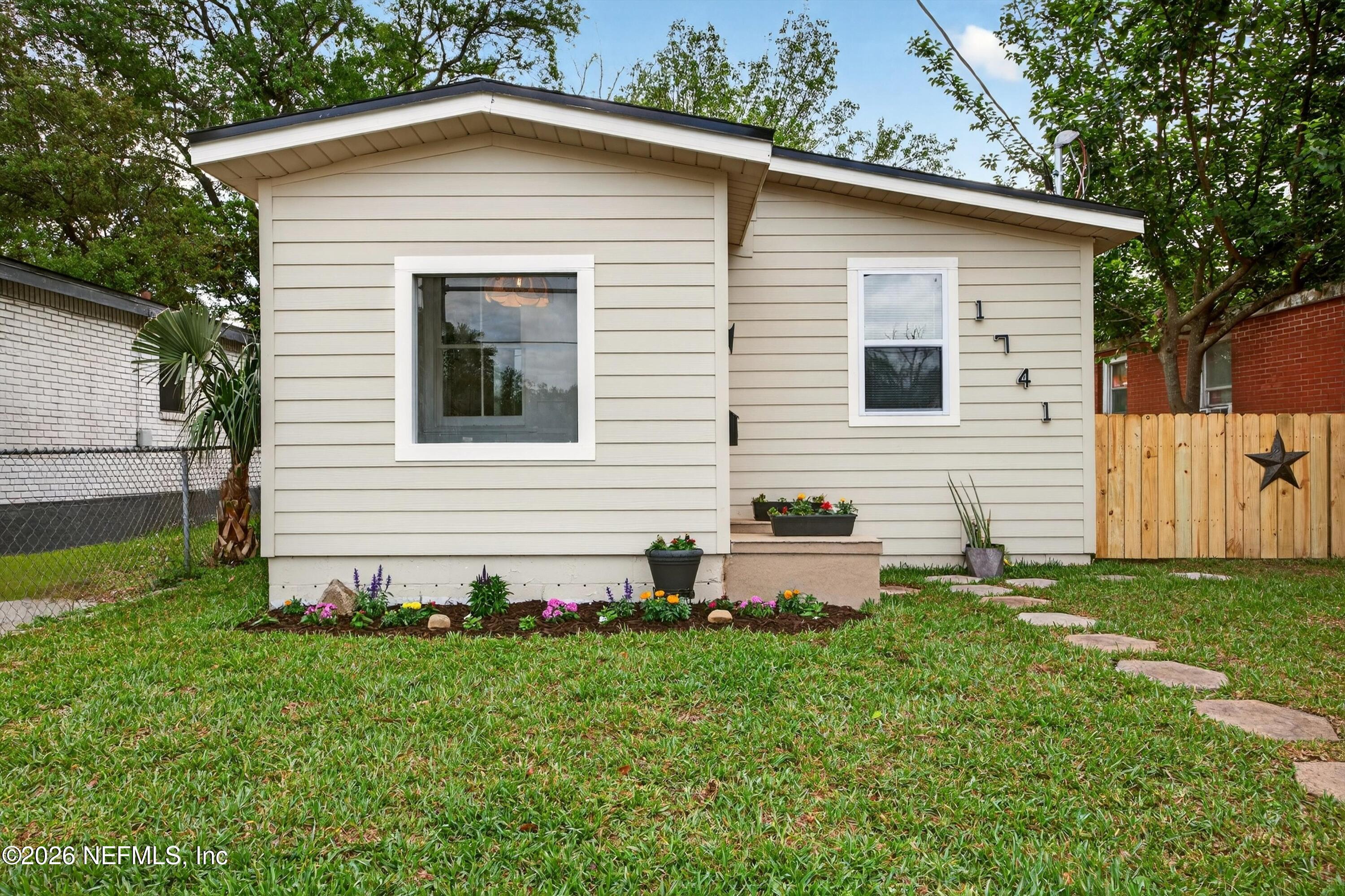 1741 Tyler Street Jacksonville, FL 32209 - Photo 2 of 25 a front view of house with yard