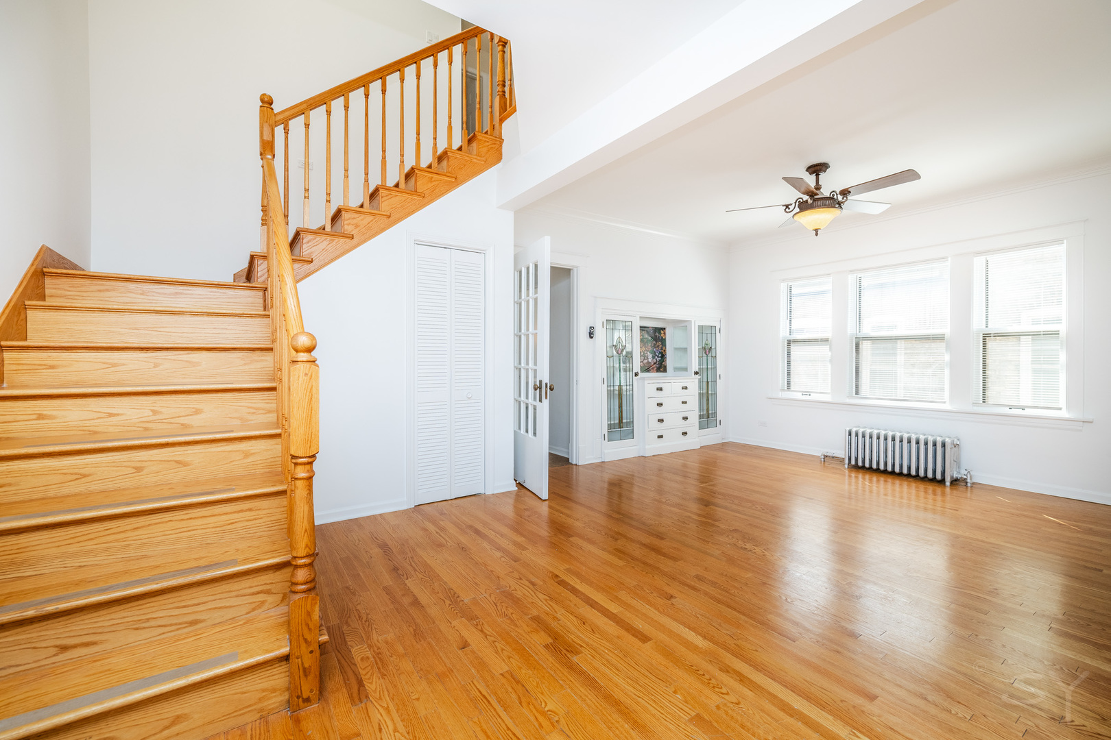 6752 Riverside Drive Berwyn, IL 60402 - Photo 3 of 33 a view of an entryway with wooden floor