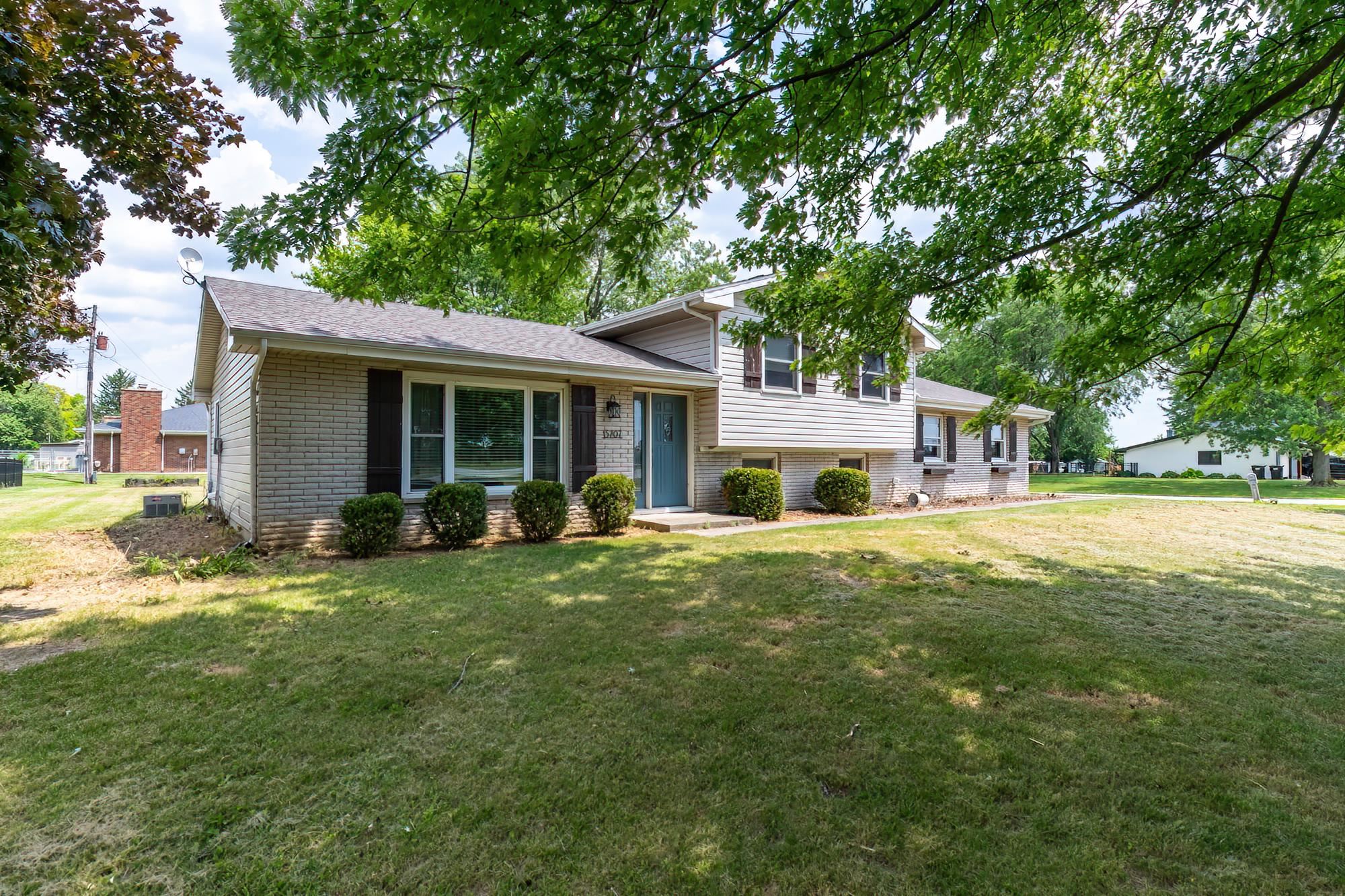15707 Bluffton Road Fort Wayne, IN 46819 - Photo 2 of 35