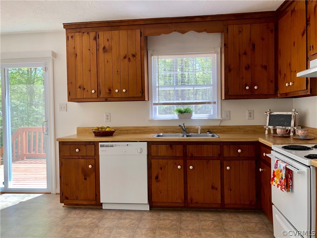 13331 Bailey Bridge Road Midlothian, VA 23112 - Photo 10 of 21 a kitchen with a sink and a stove