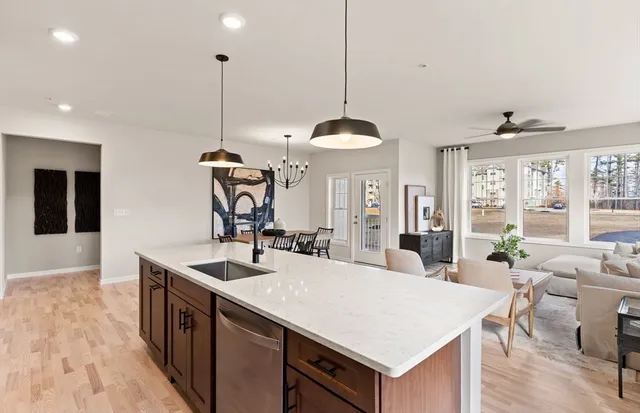 a large kitchen with kitchen island a large island in it