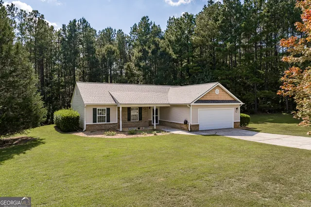 a view of a house with a yard