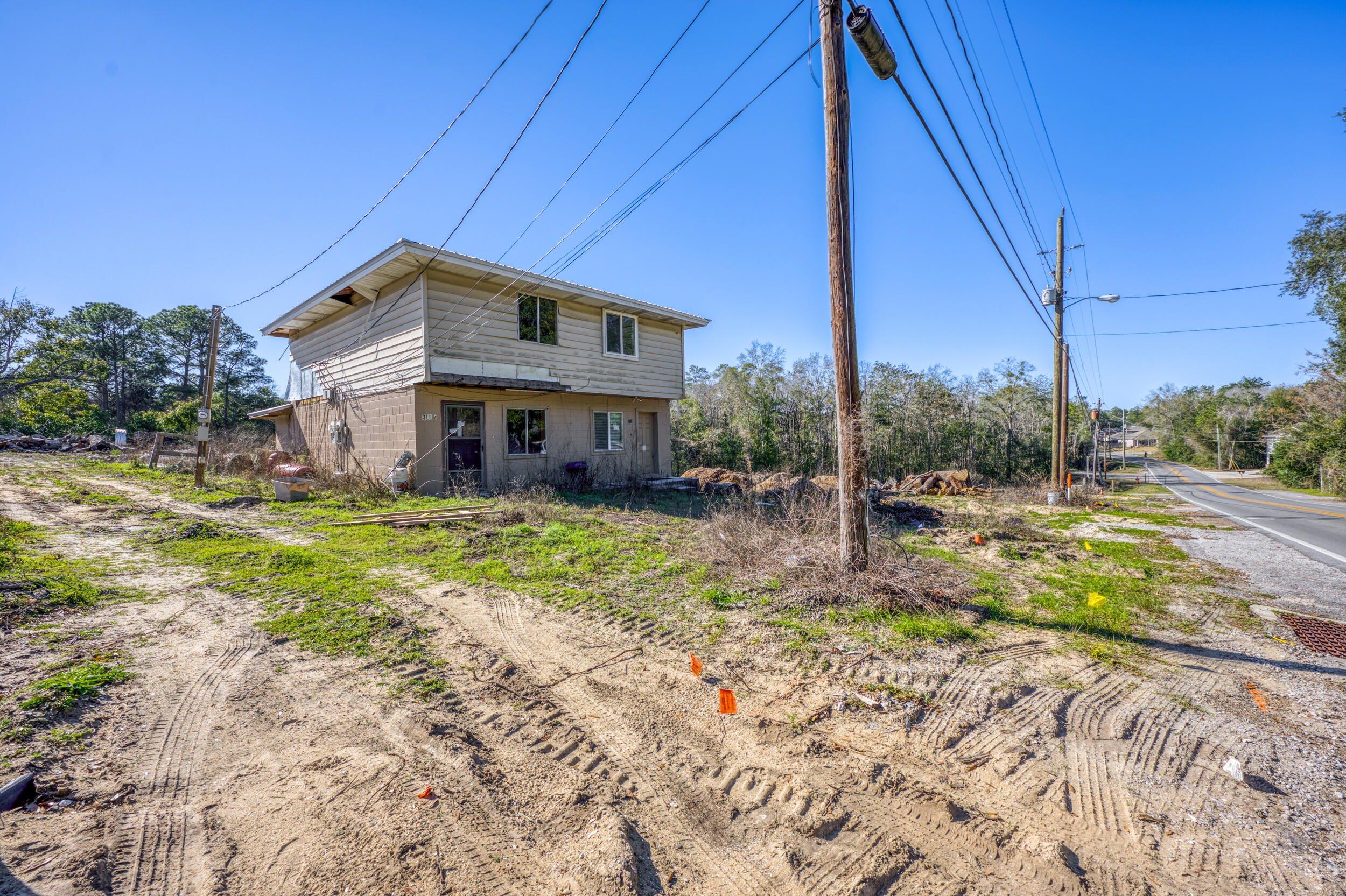 311 Kelly Road Niceville, FL 32578 - Photo 2 of 13 a view of a house with backyard and sitting area