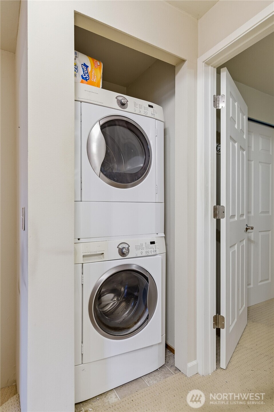 22906 Edmonds Way, Unit 10 Edmonds, WA 98020 - Photo 17 of 19 a utility room with dryer and washer